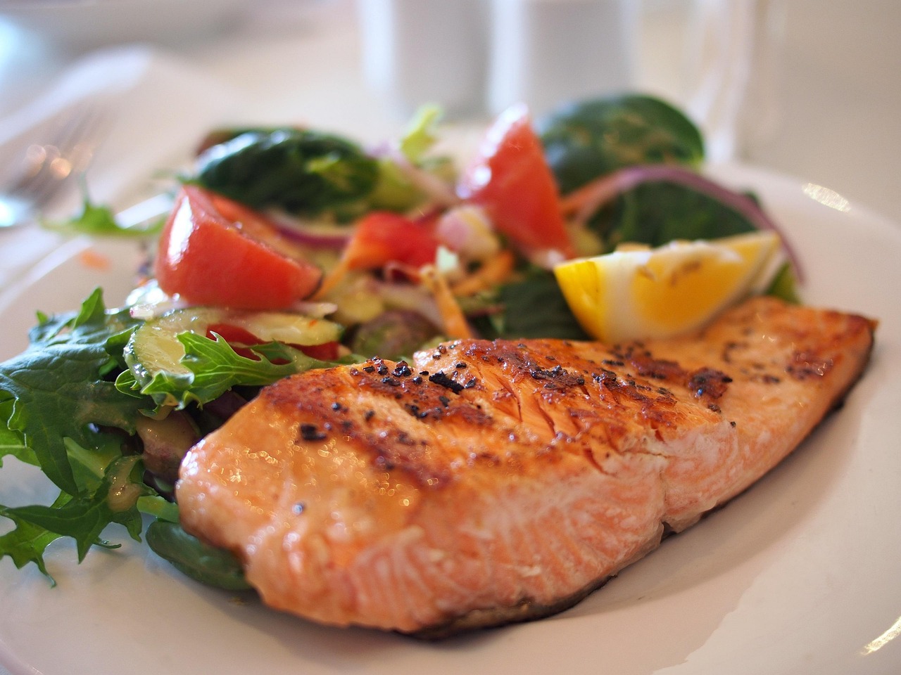 assiette contenant une alimentation saine pour les cheveux