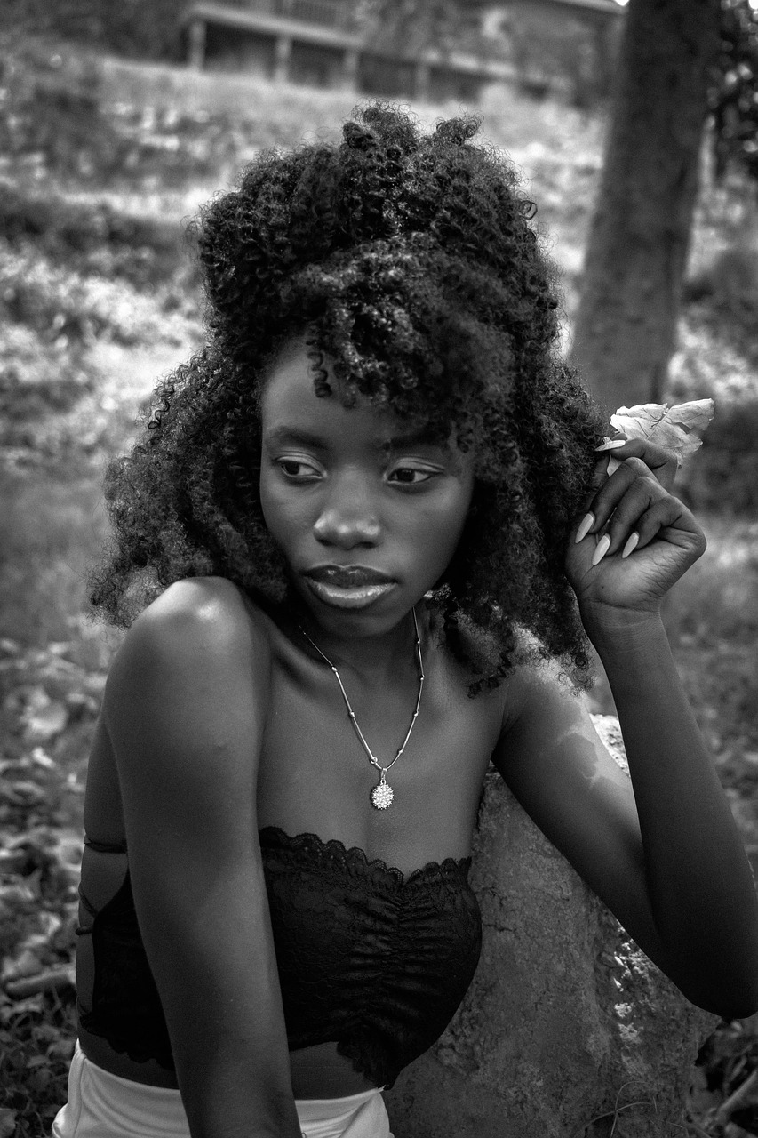 femme noire aux cheveux crépus longs